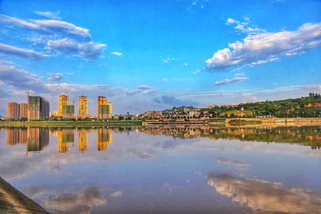 今天请跟随摄影大师许明富,一起走进广元城区,一个风景如画的城市.
