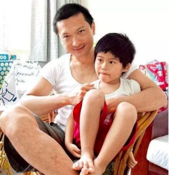 被称为香港无冕之王，当红时隐退，用3年时间教会儿子上厕所
