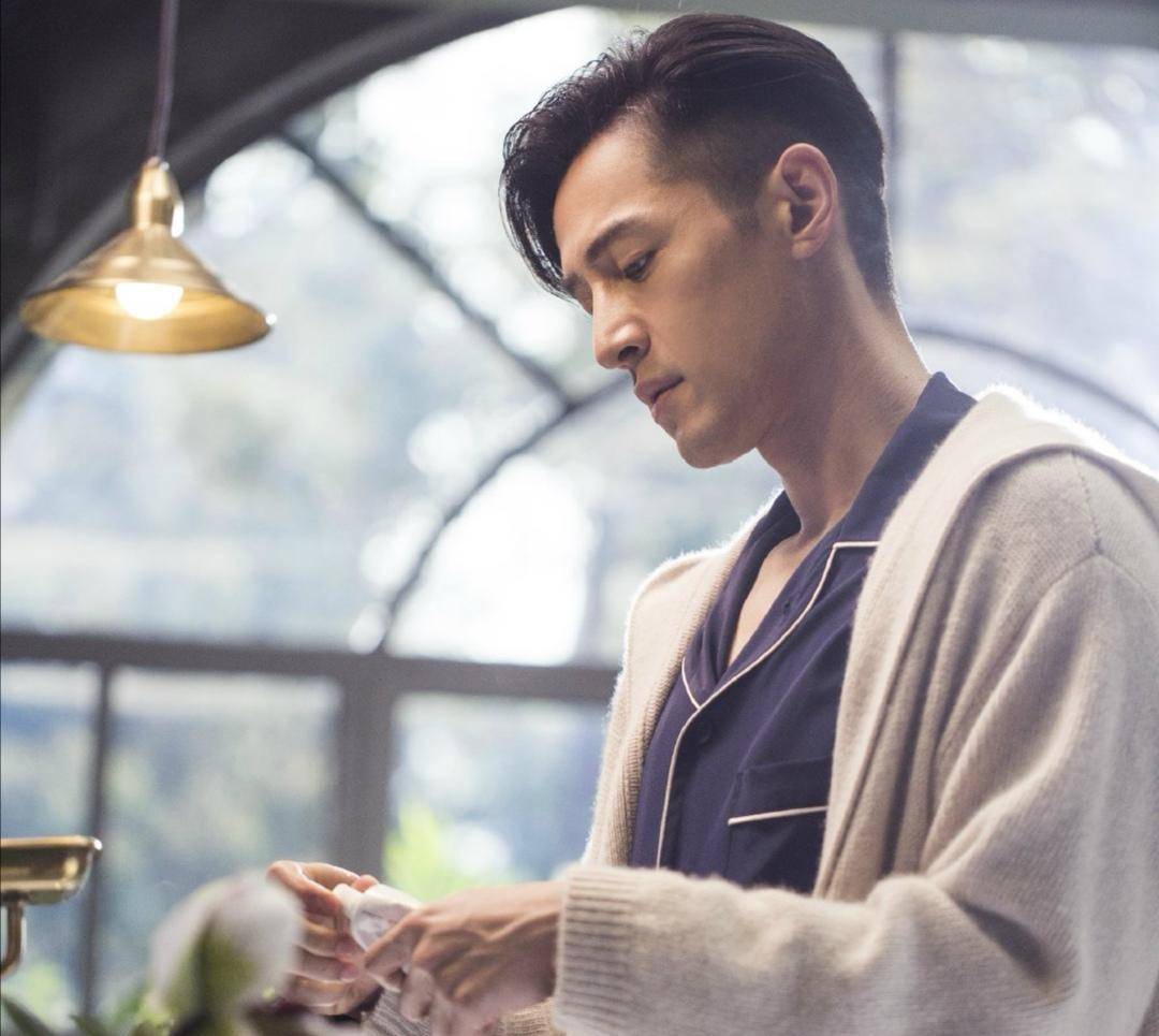 继公益接地气形象之后，胡歌广告也“翻车”？胡子拉碴变文艺青年