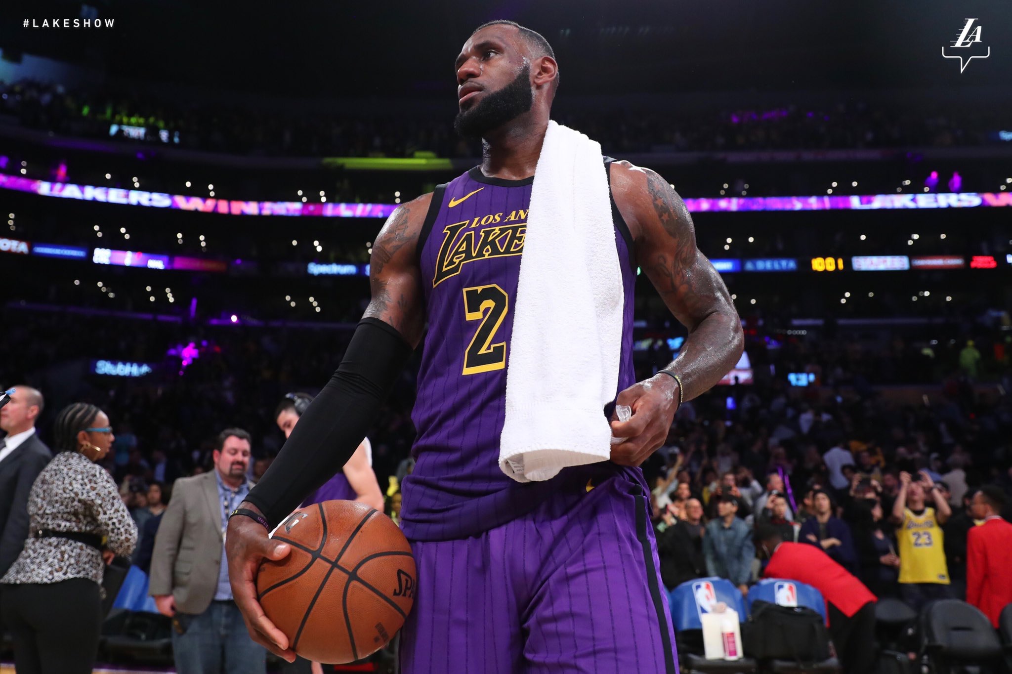 詹姆斯将会把比赛用球和球衣送给I Promise学校