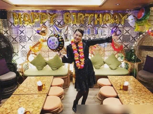 胡杏儿和儿子在海底别墅看鱼 老公发长文疑回花费传闻