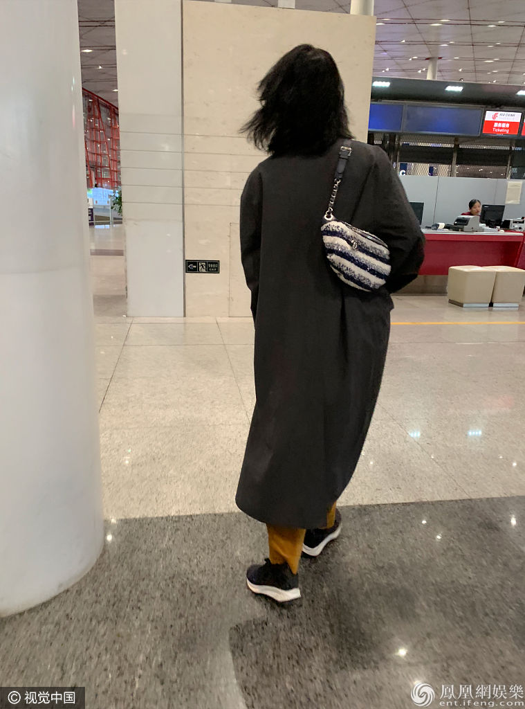 周迅清晨出发台北参加金马奖 新发型刘海遮眼个性不羁