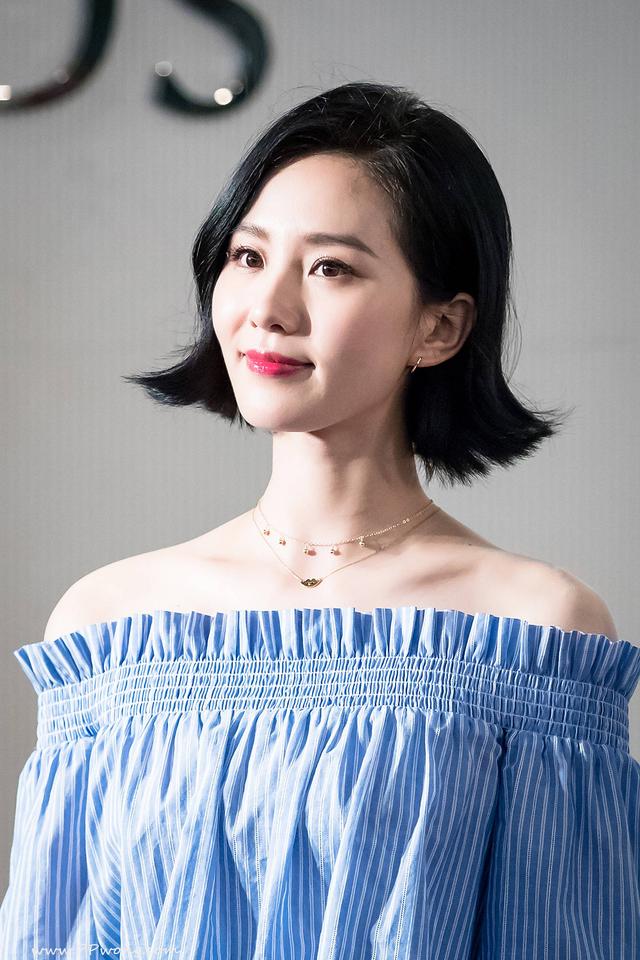 48李嘉欣大红唇出席开幕礼被赞容颜不老,但是这两个地方出卖了她