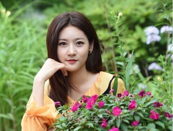 18岁女星自曝因走红曾遭受校园欺凌,被逼赤脚走回家!