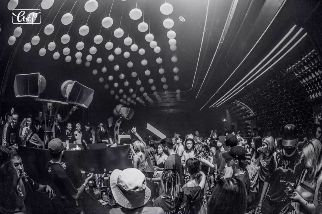 我喝到半醉，我蹦得干脆