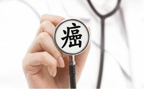 一般来说,人体的正常细胞,要基因突变转换为癌症,需要相当长的一段时间,致癌物质发挥作用,需要累积一定的剂量,以大肠癌为例,大肠息肉恶变成为大肠癌,大概需要5至10年的时间。所以,癌症的发病率,一般是随着年龄增长而增加的,大肠癌的发病高峰期是40岁以后。但是,大家似乎都发现了一个问题,癌症好像越来越年轻了,身边二三十岁患癌的人不少见。