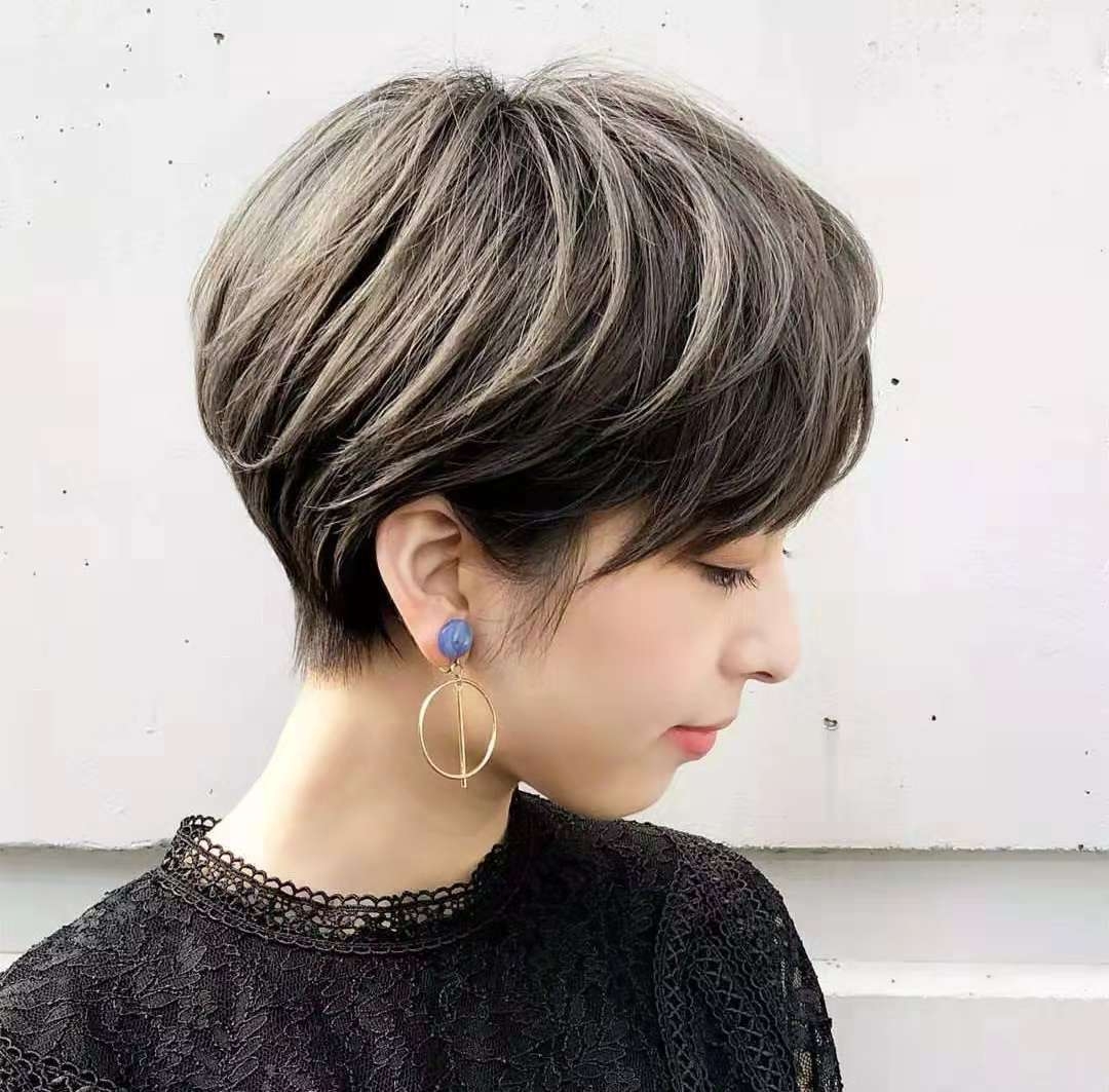 女生头发多还很炸,剪什么短发发型可以柔顺自