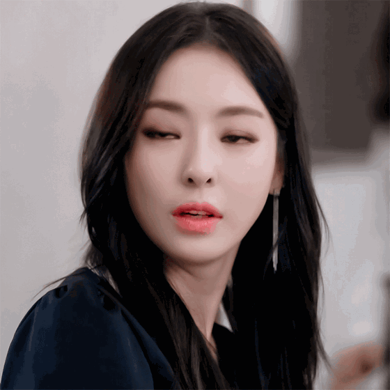 的眼妆, 虽然也很显气质, 只是没有那么有特色了~ 走御姐风的小仙女