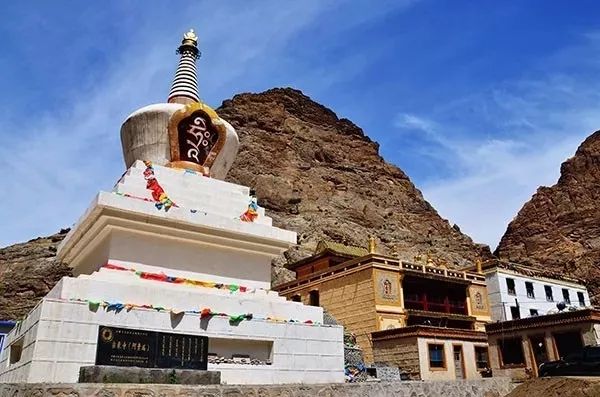 阿贵庙地点: 磴口县巴彦高勒镇西南约1.