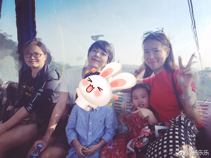 汪涵儿子小沐沐和妈妈郊游，杨乐乐的牛仔裤亮了！