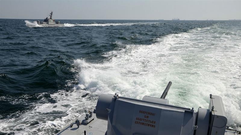 俄罗斯在附属的克里米亚附近对乌克兰军舰开火并将其捕获