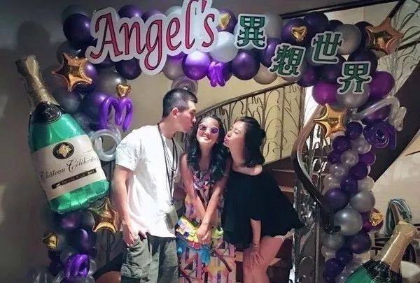 生完2个孩子才办婚礼，嫁小9岁老公，她逆袭了
