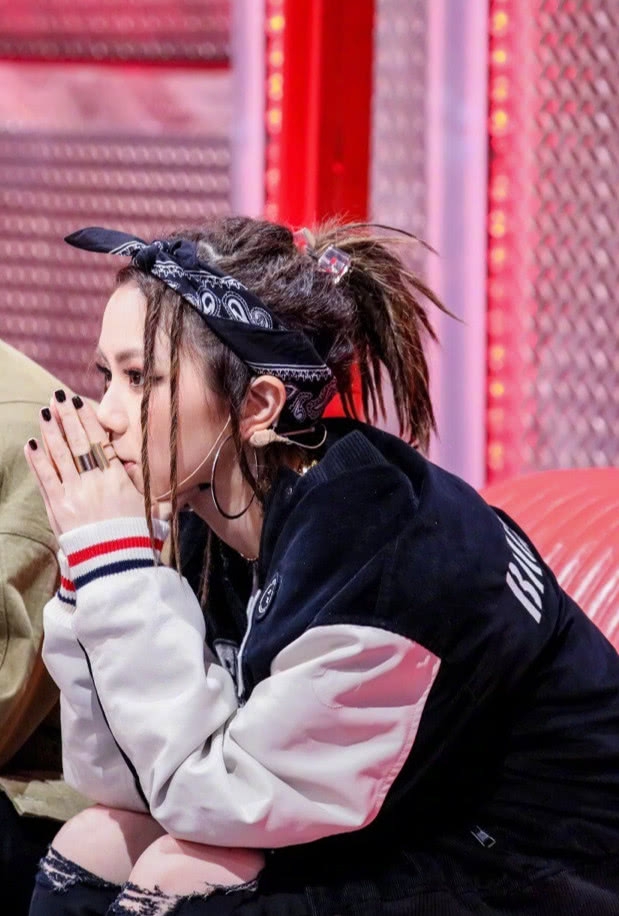 忘了邓紫棋的皮裤吧,看看她的辫子头造型,简直