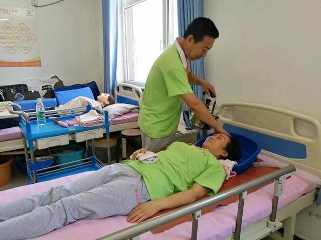 管家帮养老护理人员成家庭“救命稻草” 助力居家养老健康服务