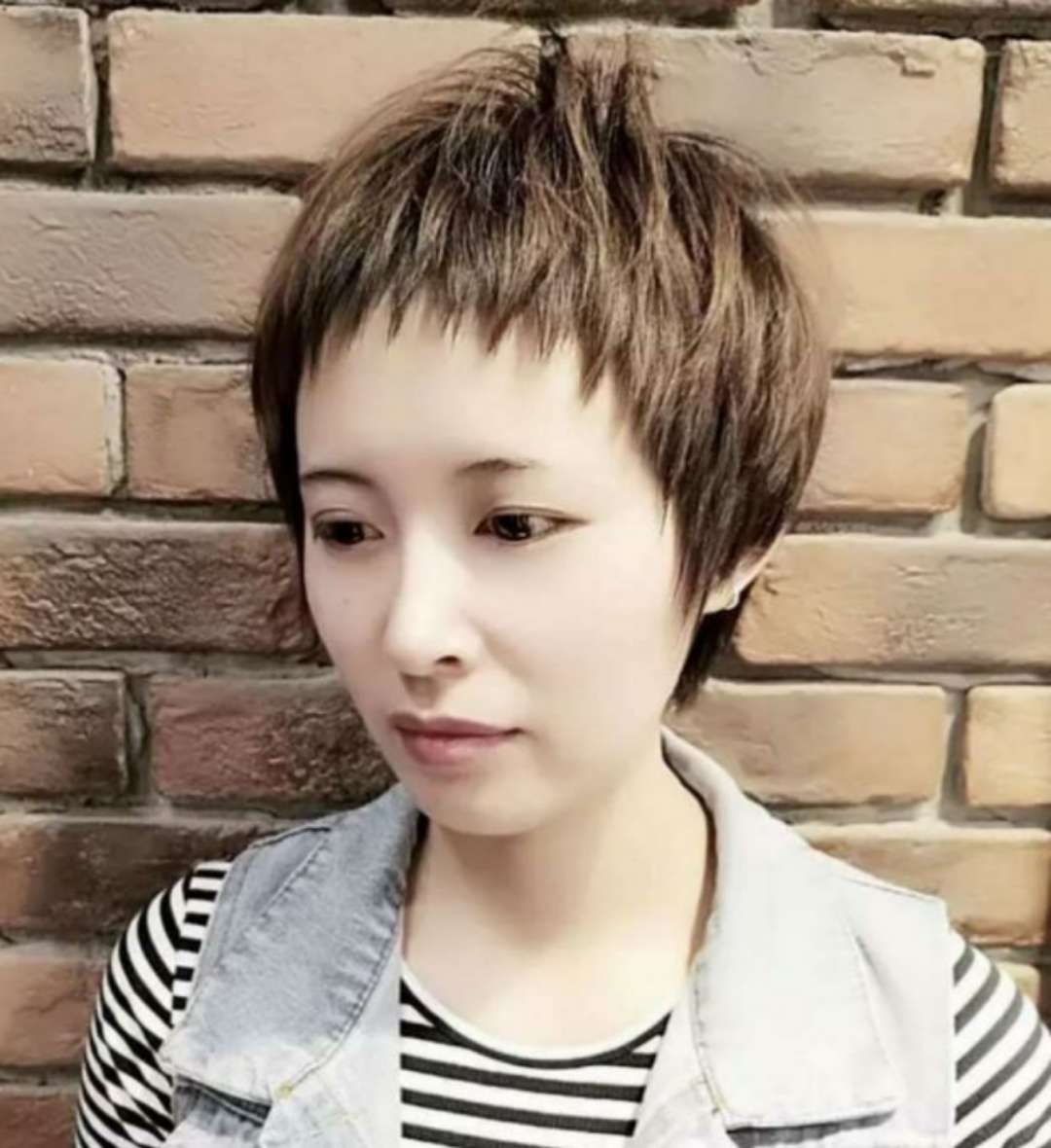 发型这款女生短发,直发的发型设计,两颊两边的发丝开始有层次的修剪