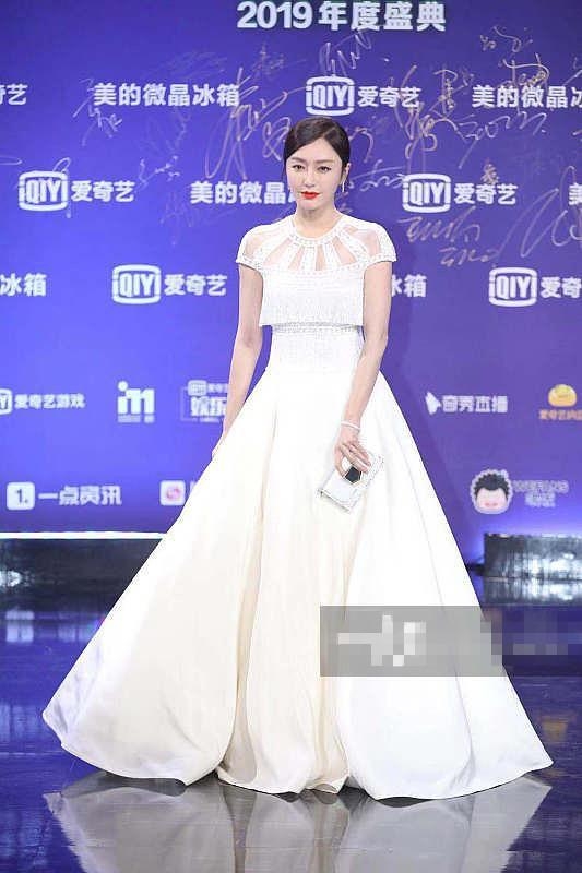 爱奇艺尖叫之夜明星造型PK：吴谨言成灾难，吴亦凡被吐槽罗圈腿！