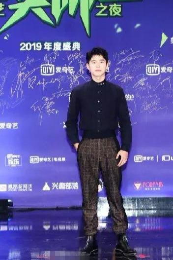 爱奇艺尖叫之夜明星造型PK：吴谨言成灾难，吴亦凡被吐槽罗圈腿！