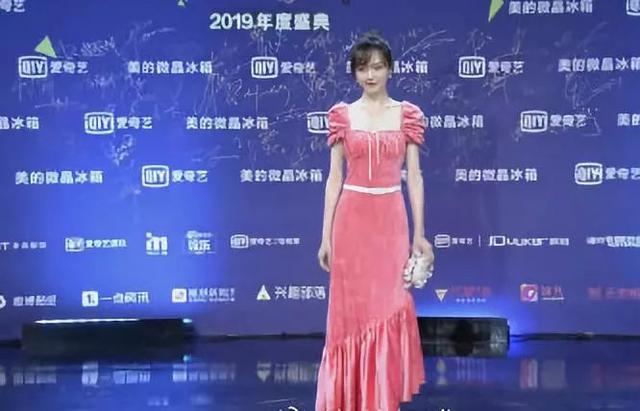 爱奇艺尖叫之夜明星造型PK：吴谨言成灾难，吴亦凡被吐槽罗圈腿！