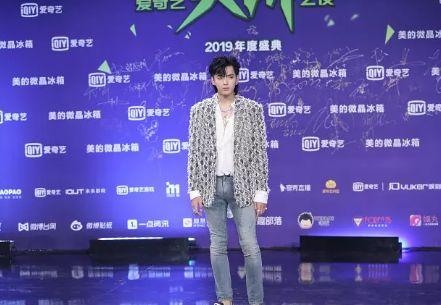爱奇艺尖叫之夜明星造型PK：吴谨言成灾难，吴亦凡被吐槽罗圈腿！