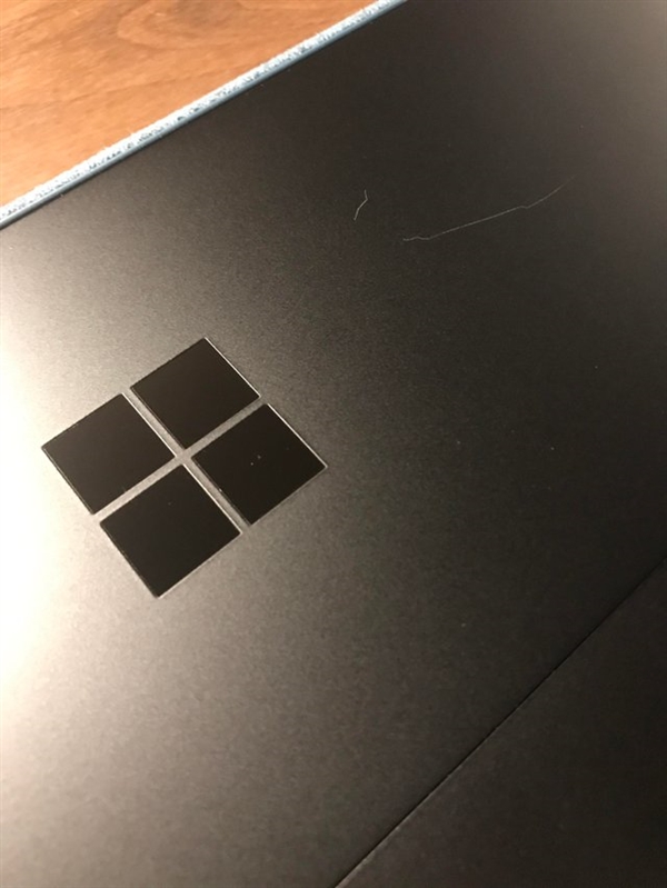 微软新Surface被吐槽：黑色Pro 6掉漆、Go键盘没法倒装