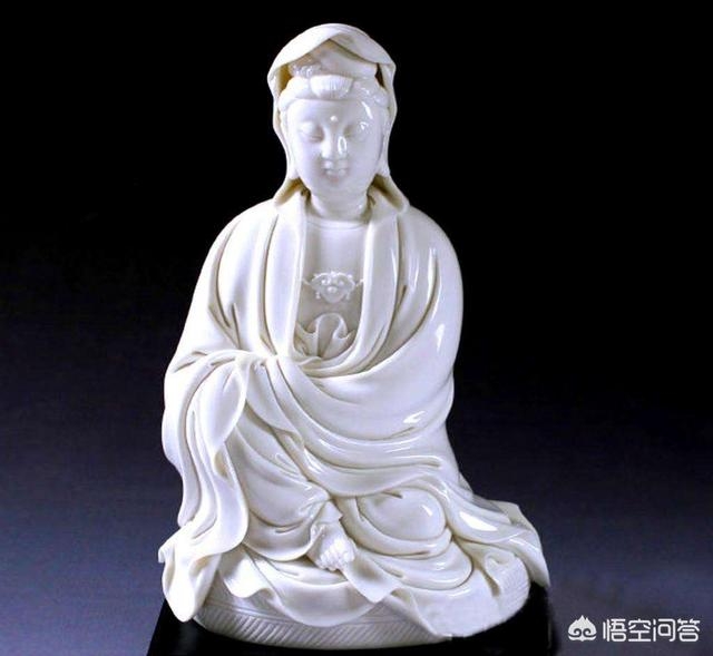 (上图为汉传佛教最经典的观世音的形象,为女相) 在汉传佛教中观世音的形象都是以一位慈祥的女性形象出现的,但笔者在2018.6.6游览山西五台山之时,听闻在五台之中的镇海寺观音殿中的观音菩萨形象则是男像,这引得笔者的强烈好奇,遂亲自前去探访了一番,下图为笔者实拍的观世音菩萨的塑像,在其观音殿内里的三大士塑像(观音菩萨、文殊菩萨、普贤菩萨)。与我们平常看到的菩萨形象截然不同,他们都是以男子形象出现,大家可以清楚的看到,他们头顶螺结,面部胡须满腮,但形象依旧是庄重威严,泊然禅定。