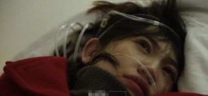 马蓉伤照被指摆拍，后被友人背着跑出院，网友：那我们来P图吧！