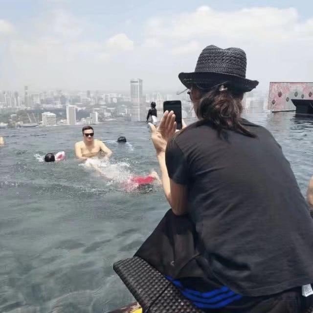 传生下第三胎的张柏芝终于露面了！她穿着宽松衣服对着镜头举V