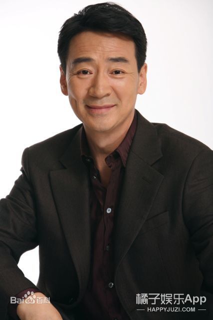 还记得《情深深雨濛濛》里的陆司令吗？他现在长这样