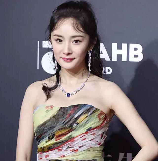 时尚先生红毯无修图出炉！吴谨言妆容太浓，杨幂造型师再度被撕！