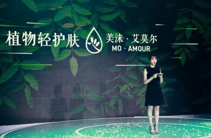 27岁年入1.5亿入选福布斯的网红，每天给自己换鼻子是什么操作？