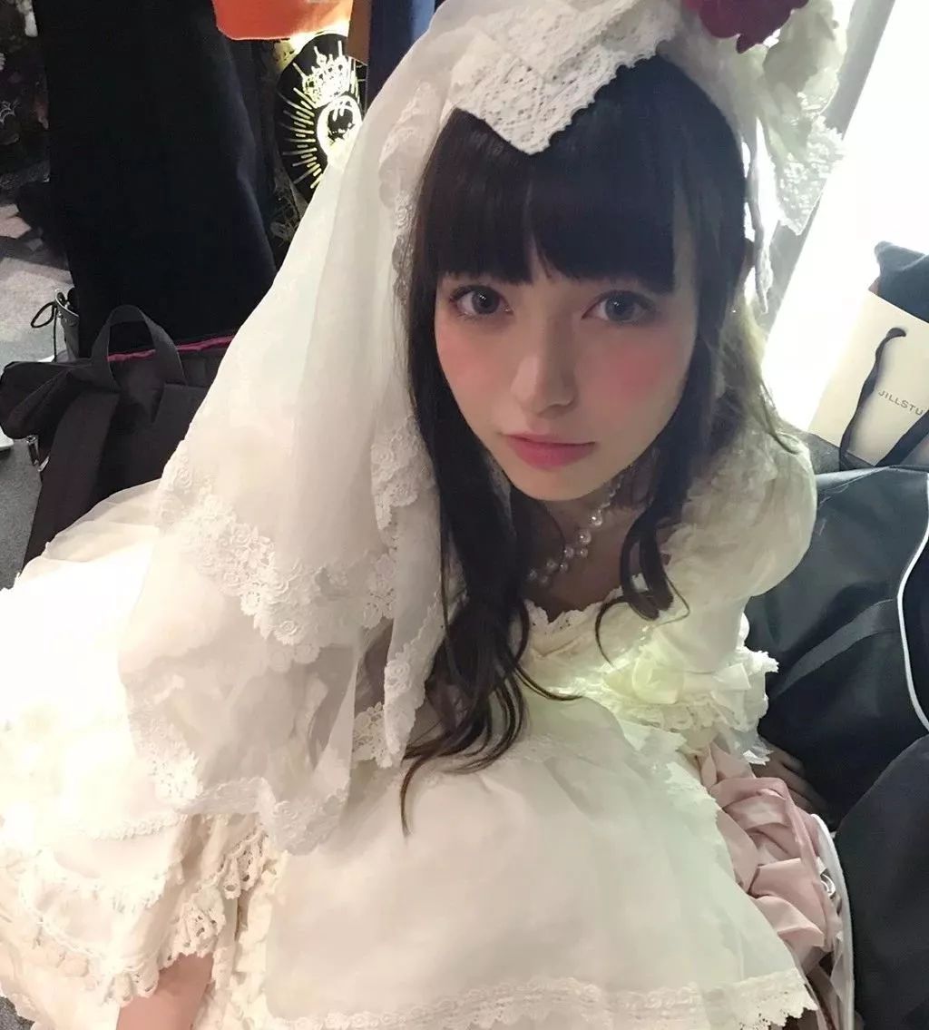 日本爆红的洛丽塔美少女，真人版混血芭比，靠漫画眼成新晋宅男女神！