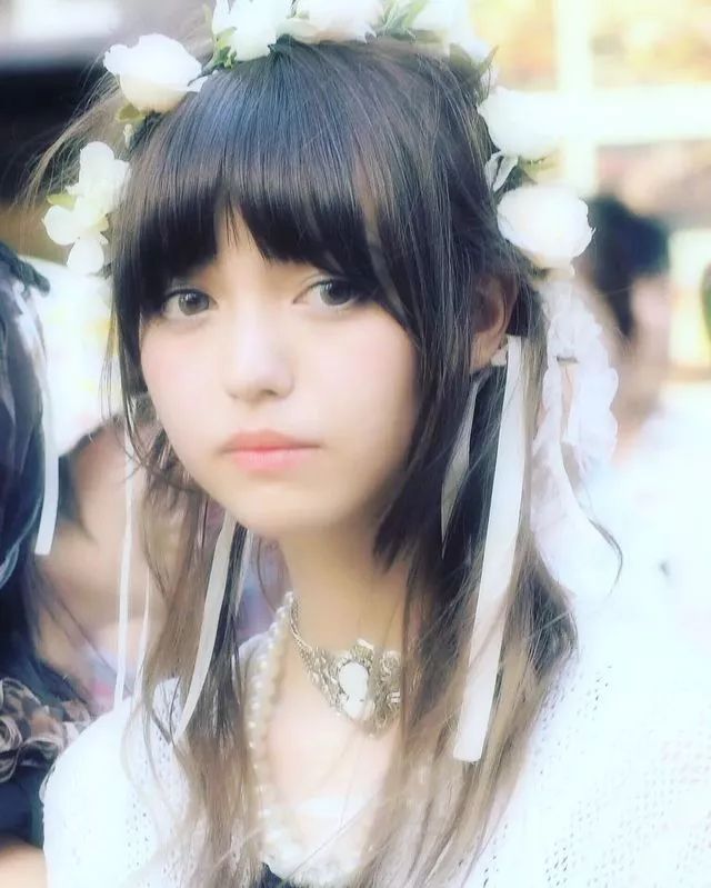 日本爆红的洛丽塔美少女，真人版混血芭比，靠漫画眼成新晋宅男女神！