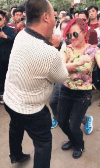 搞笑gif:节奏感比我都好!