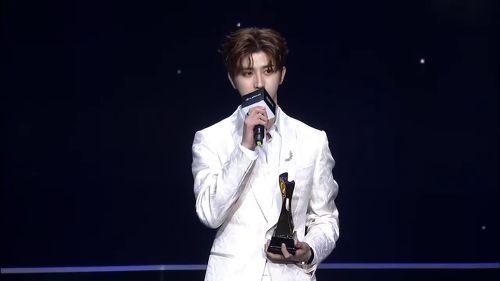 时尚先生盛典明星直播图来了！赵薇黑眼圈吓人，杨幂满脸倦容！