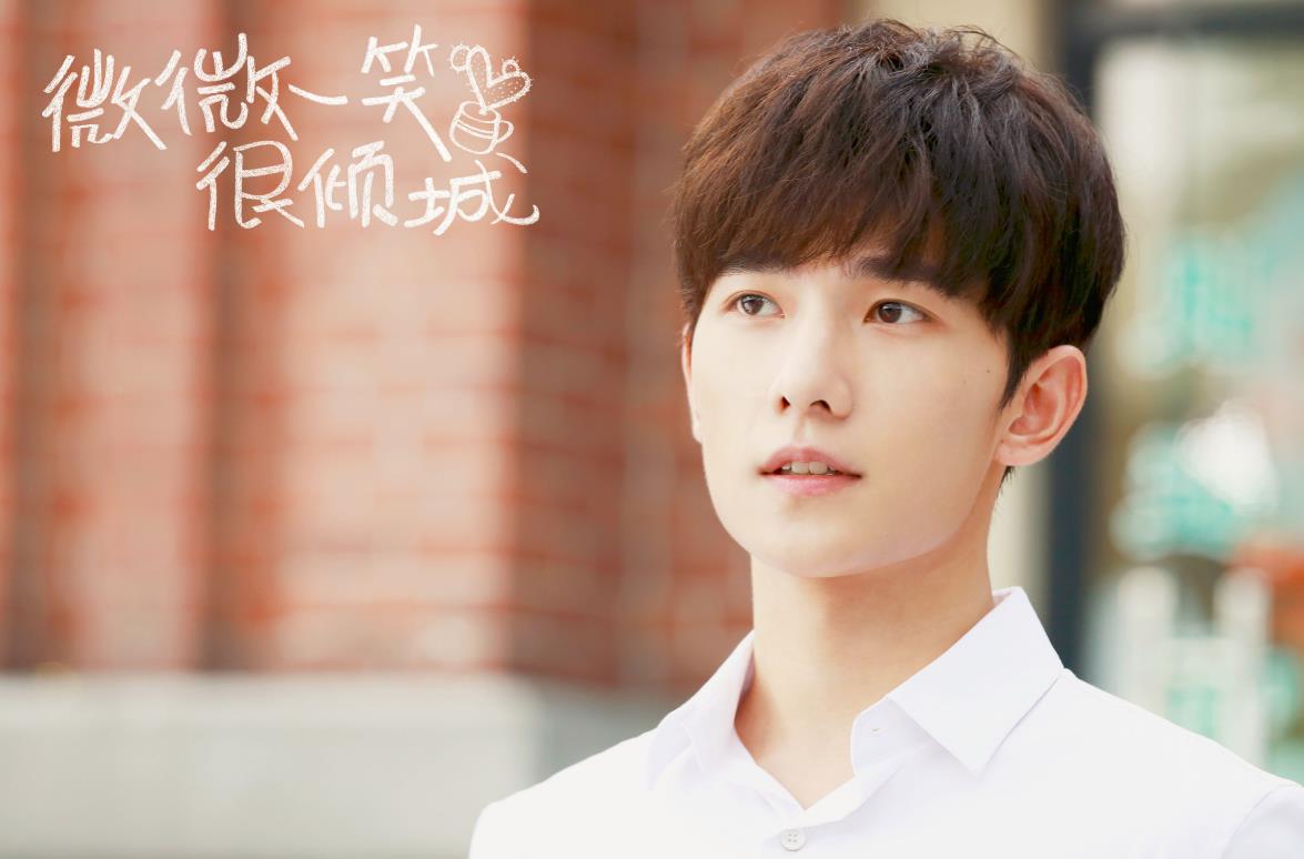 杨洋剪易烊千玺同款狗啃短发，网友：长得有点像邱泽