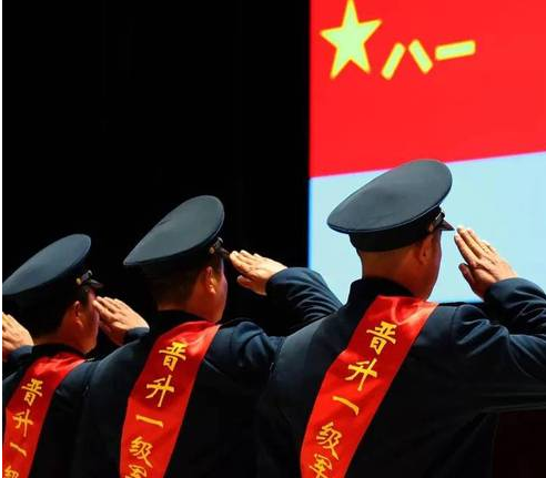 少尉军官碰到一级军士长,谁会先敬礼!