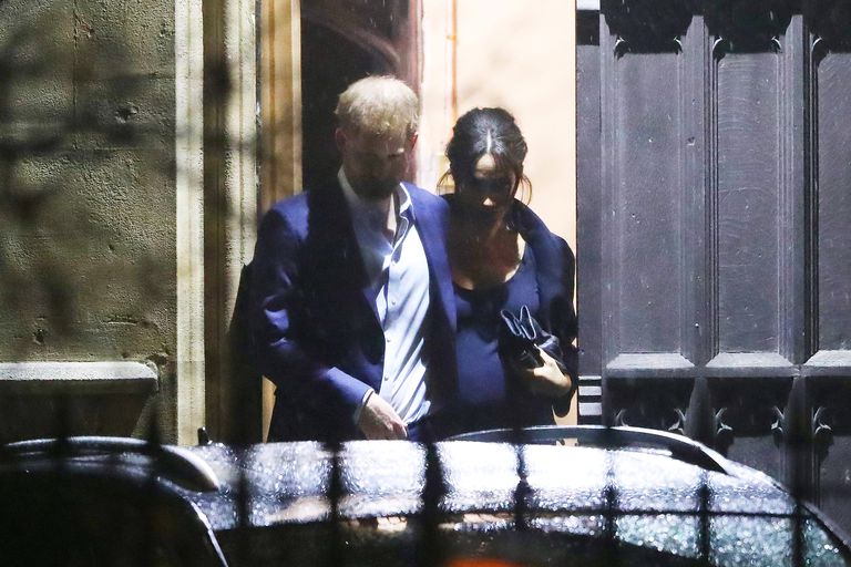 凯特头戴传奇王冠隆重亮相，却被梅根大孕肚的偷拍抢了风头