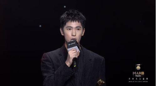 时尚先生盛典明星直播图来了！赵薇黑眼圈吓人，杨幂满脸倦容！