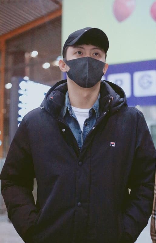 黄景瑜穿羽绒服叠穿牛仔衣,把外套脱下更显帅