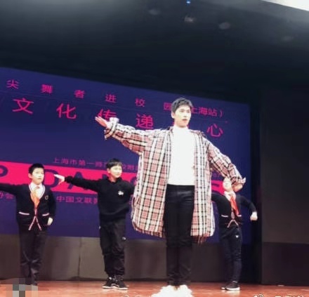 参与爱心活动的杨洋，想触碰的手伸出却又收回