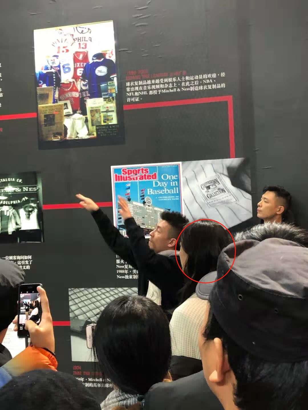 陈冠希无故卷入网红割腕风波，与秦舒培牵手露面力证情不变
