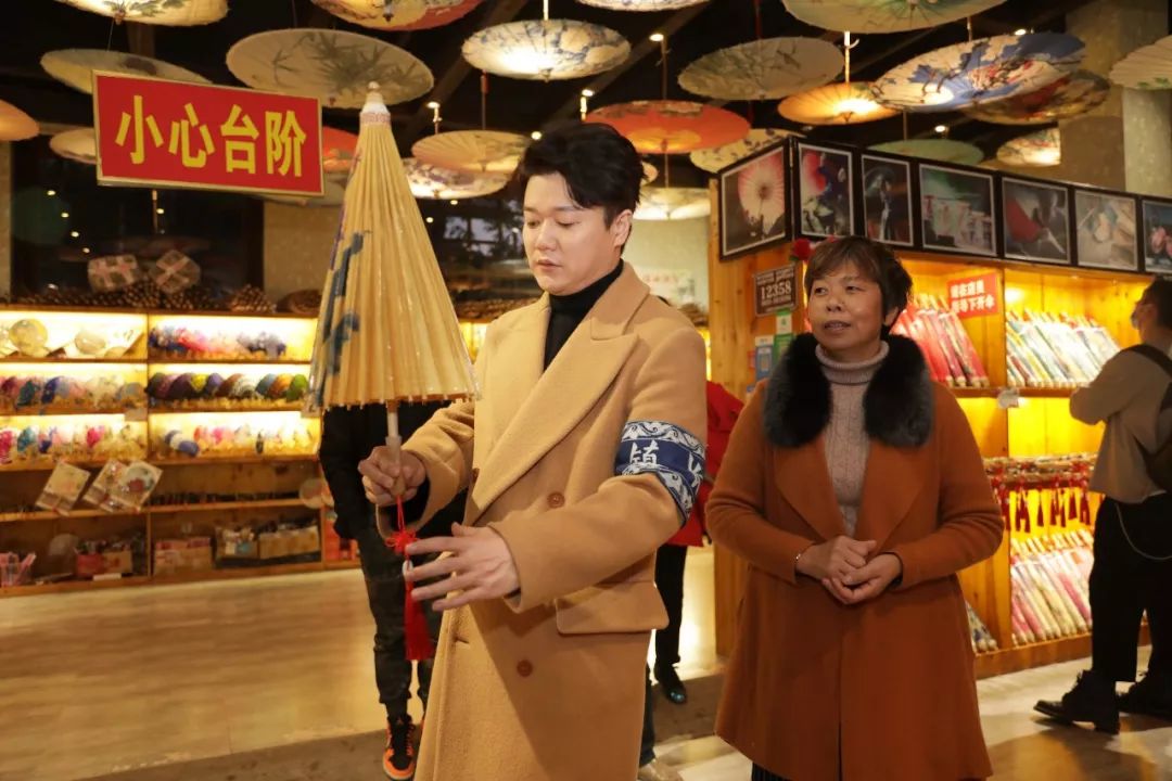 资讯 | 明星“镇长”如何执政？“老男孩”肖央丹寨挖宝