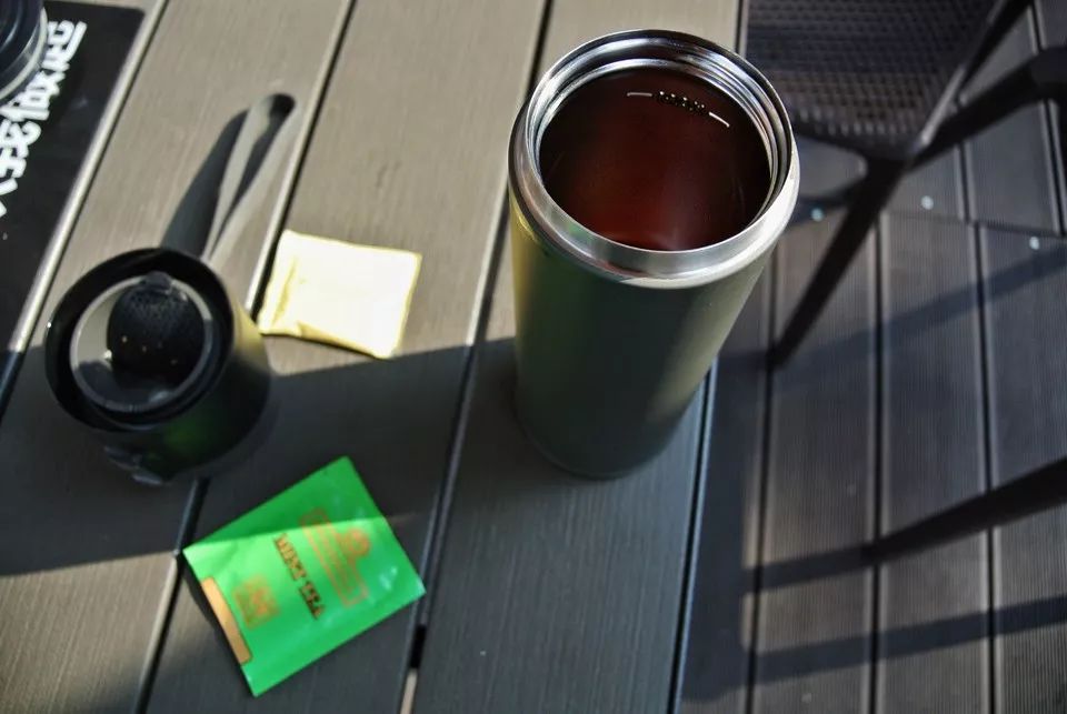 用保温杯开启「嗜茶儿童」的泡茶方式，丹麦 PO 泡温杯体验