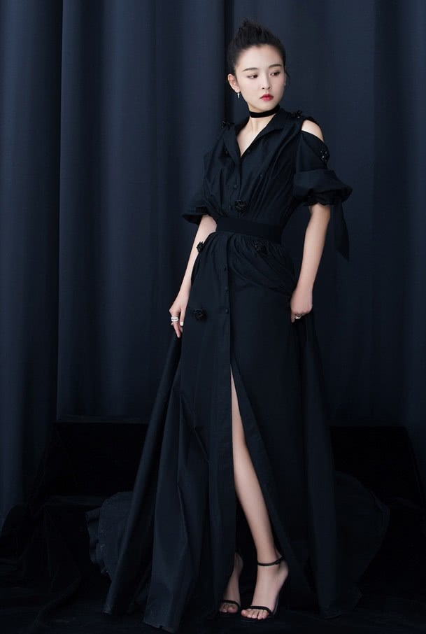 赵默笙吴倩经历了什么?居然用袜子配拖鞋穿