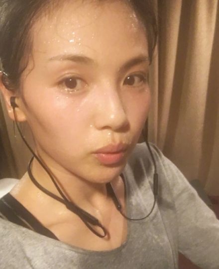 娱乐圈爱素颜的女星这么多，只有她敢对着偷拍镜头喊：拍漂亮点！