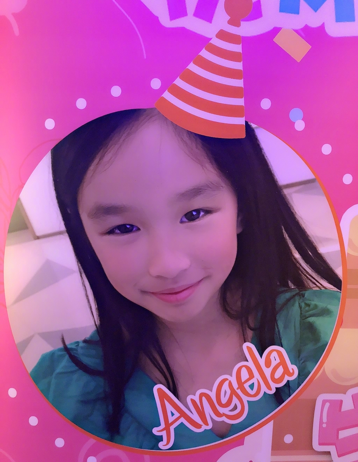 张庭为女儿庆祝9岁生日，开心得像个孩子！