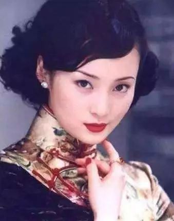 刚走红就变社会姐2.0，通稿自诩旗袍皇后，金星为其穿衣竟遭白眼？