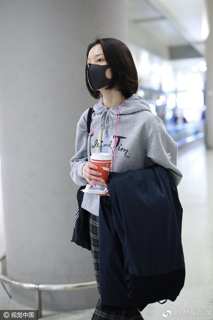 杜鹃穿卫衣+格纹裤清新灵动 素颜现身少女感爆棚