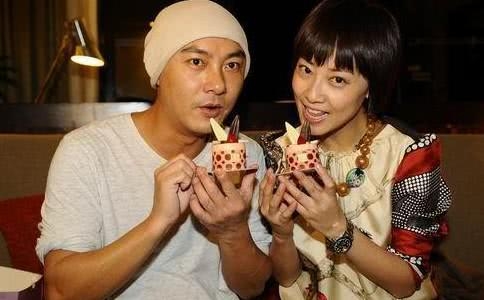 张卫健不再考虑要孩子，全心全意宠爱太太，豪送1亿房产给张茜