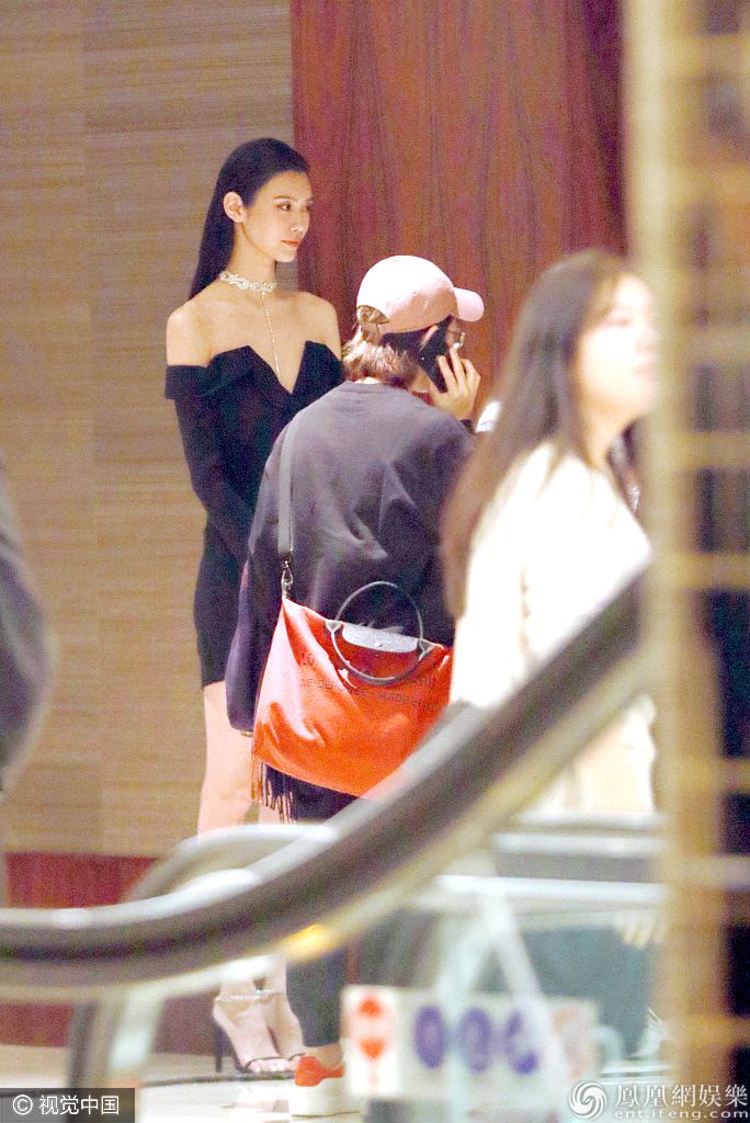 奚梦瑶小黑裙秀香肩锁骨长腿逆天 亭亭玉立性感女人味爆棚